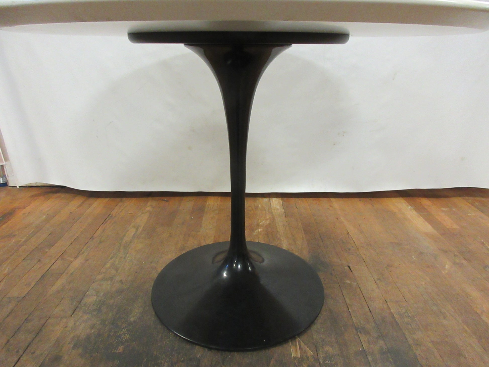 Knoll Saarinen Round Dining Table, 42-in, in White with Black Base - Bygone Icons