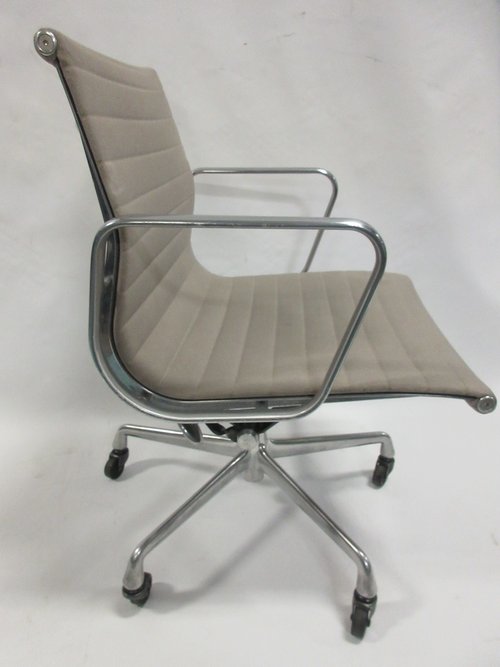 Herman Miller Eames Aluminum Group Management Chair in Grey Fabric (Original) - Bygone Icons