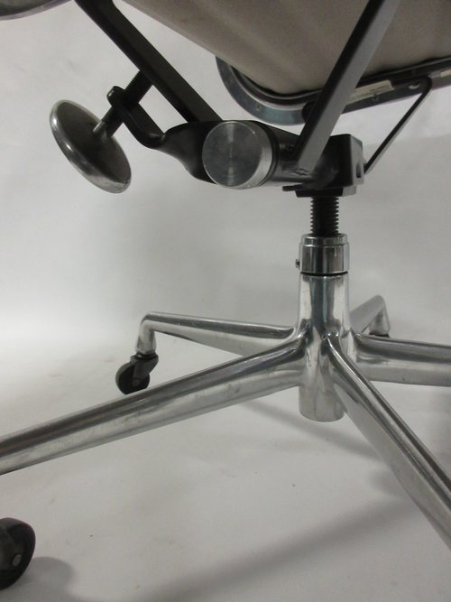 Herman Miller Eames Aluminum Group Management Chair in Grey Fabric (Original) - Bygone Icons