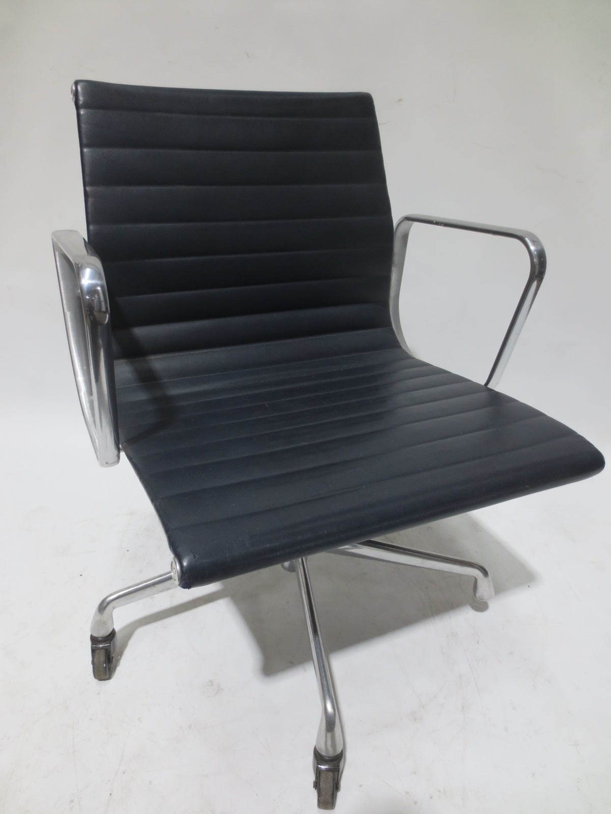 Herman Miller Eames Aluminum Group Management Chair in Blue Leather