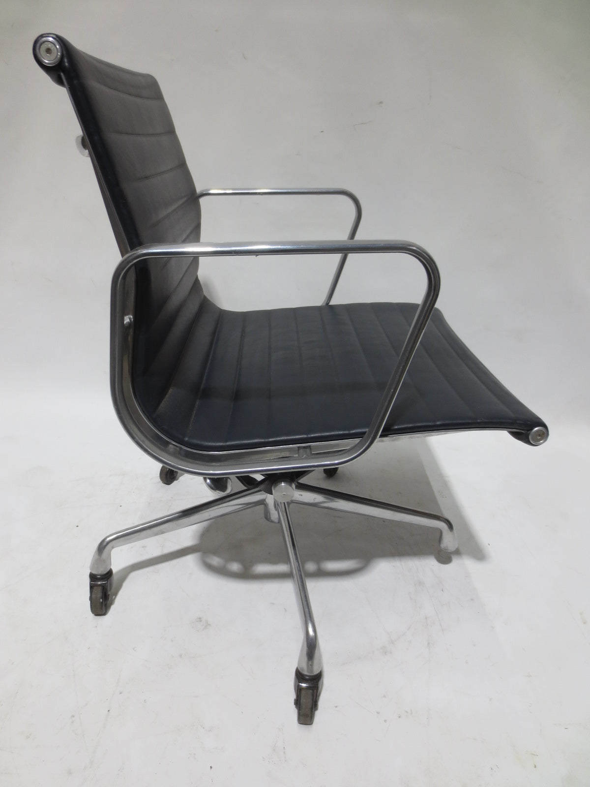 Herman Miller Eames Aluminum Group Management Chair in Blue Leather