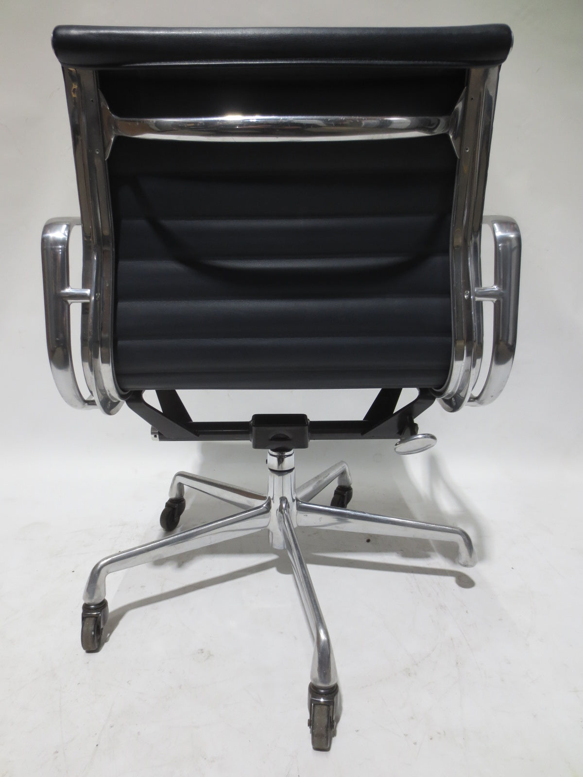 Herman Miller Eames Aluminum Group Management Chair in Blue Leather