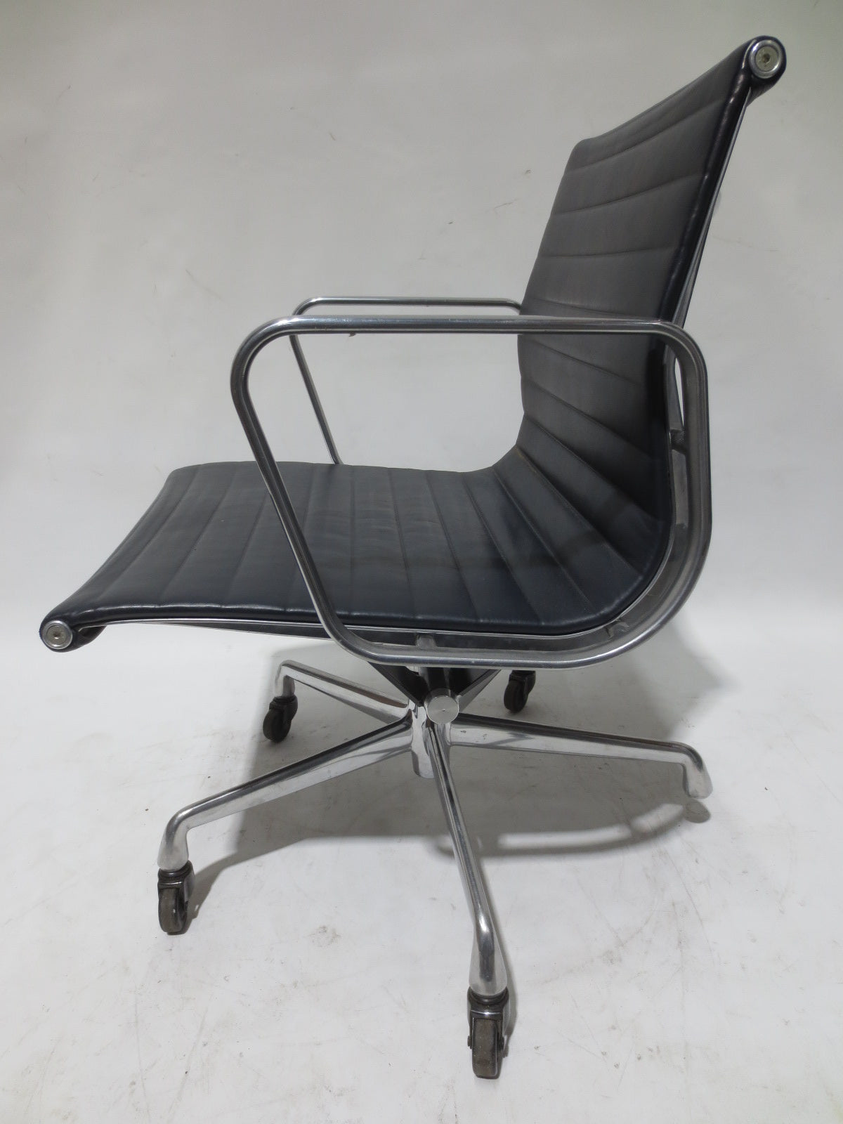 Herman Miller Eames Aluminum Group Management Chair in Blue Leather