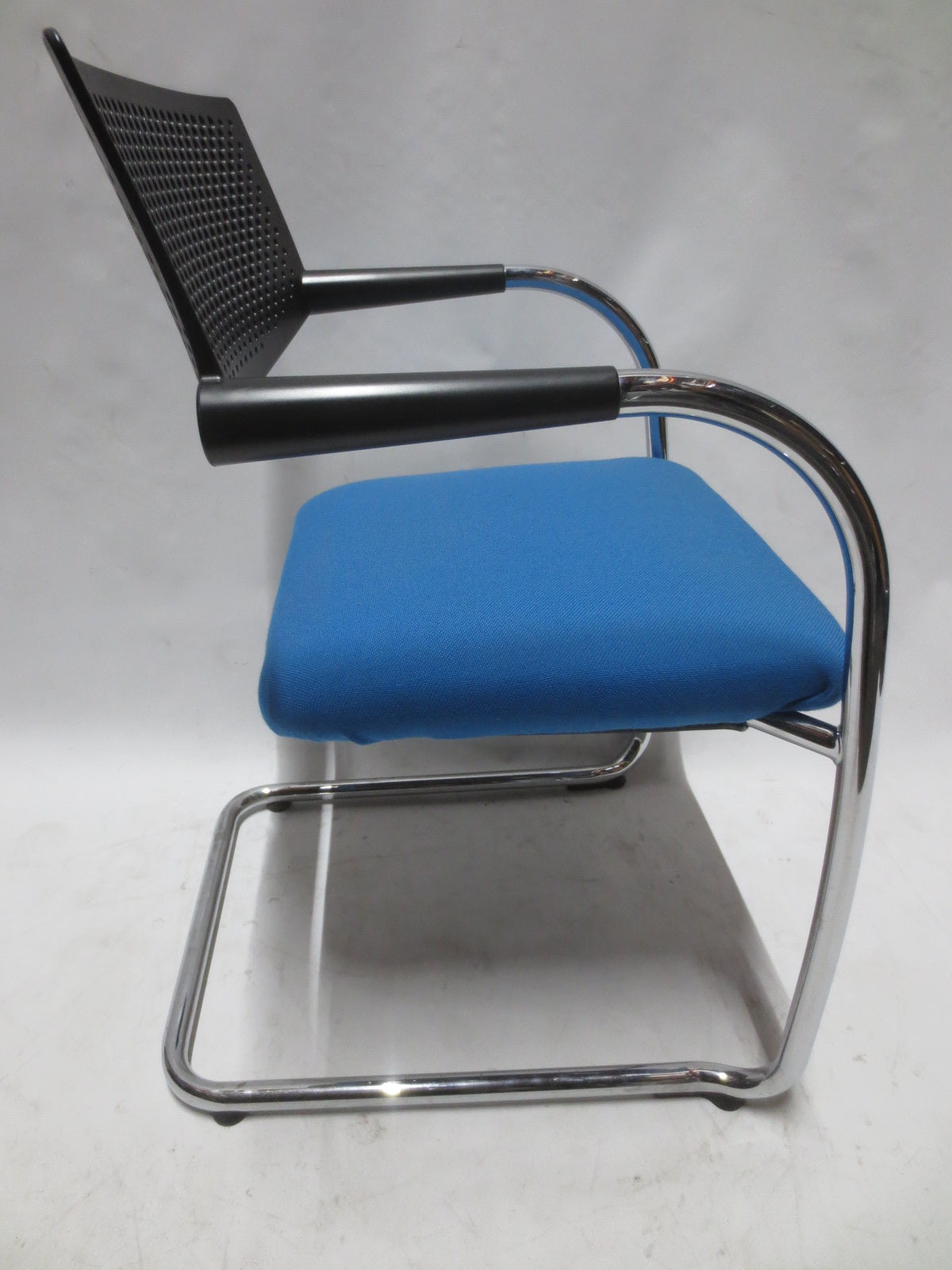 Vitra Visavis 2 Dining Armchair in Blue Seat and Black Back