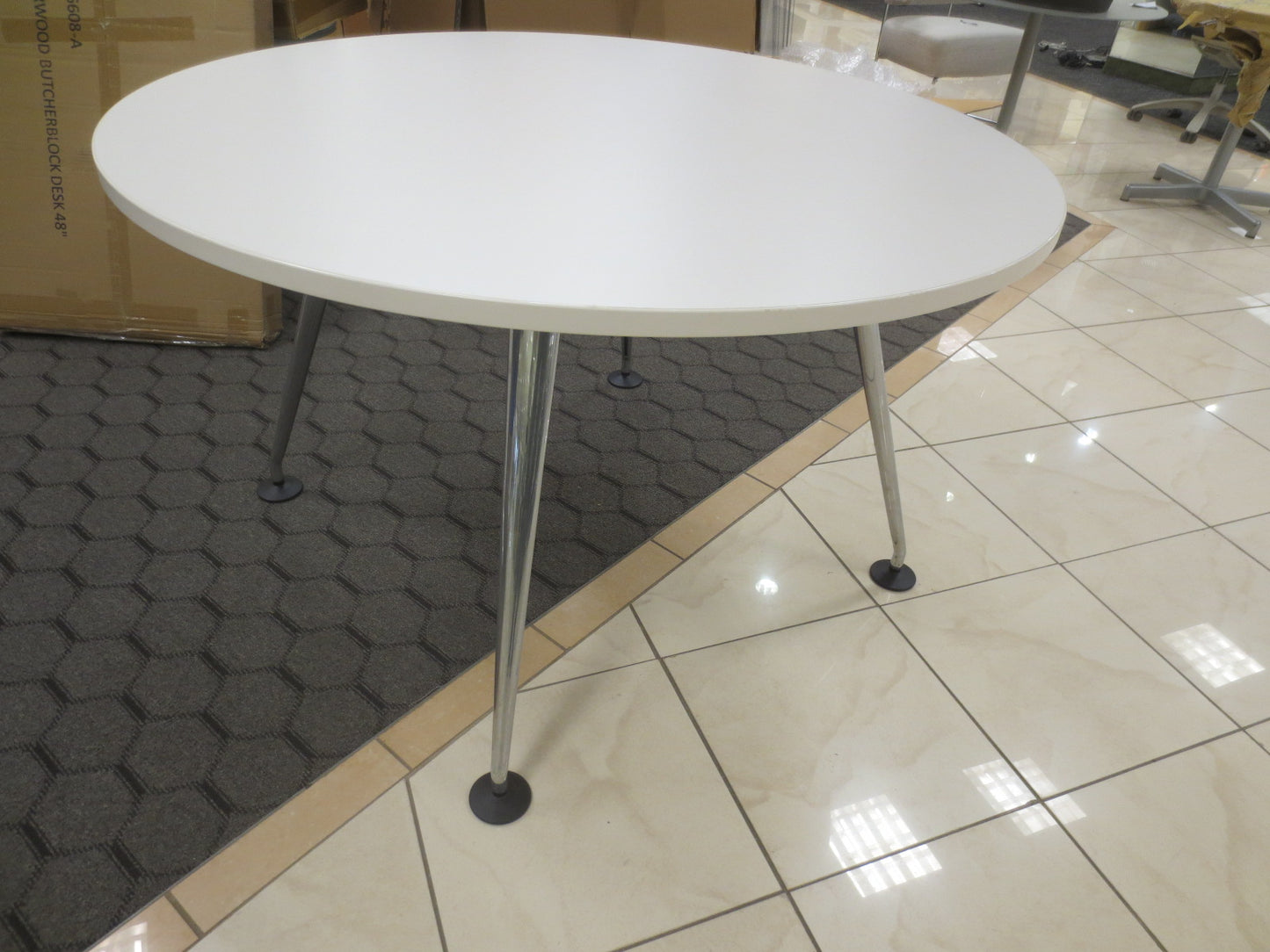 Vitra MedaMorph 47-in Round Dining Table