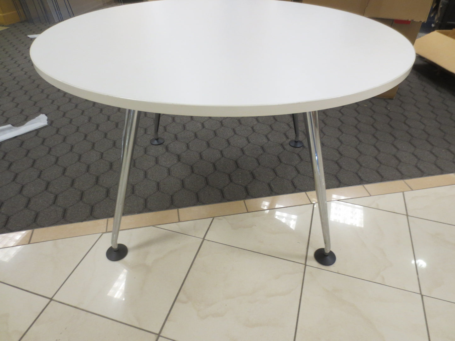 Vitra MedaMorph 47-in Round Dining Table