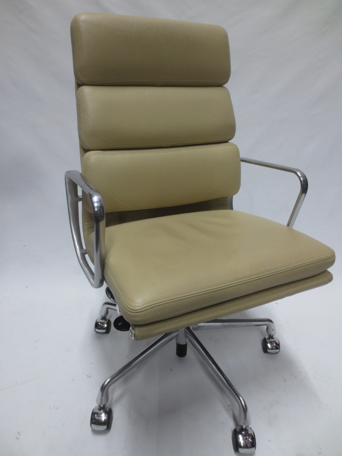 Herman Miller Eames Executive Soft Pad Chair in Cream Leather with Pneumatic Lift