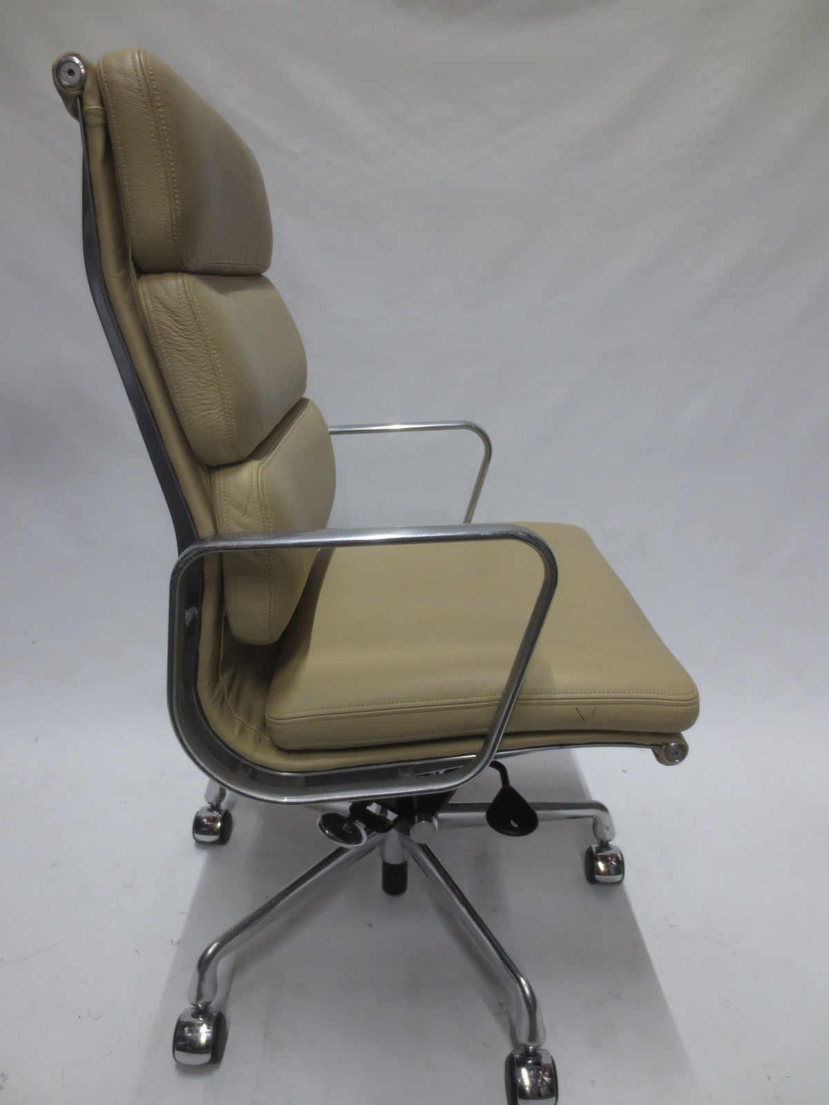 Herman Miller Eames Executive Soft Pad Chair in Cream Leather with Pneumatic Lift