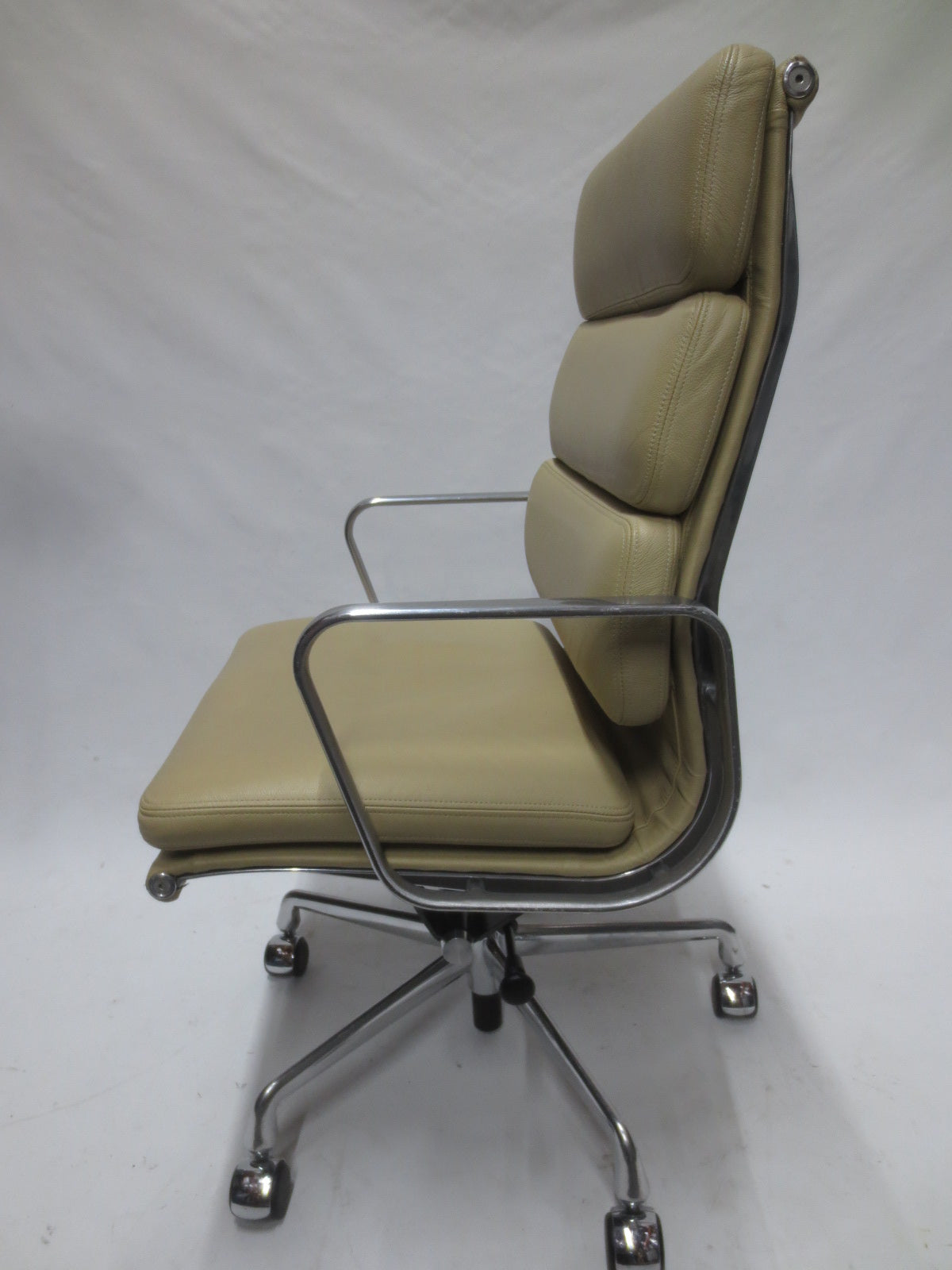 Herman Miller Eames Executive Soft Pad Chair in Cream Leather with Pneumatic Lift