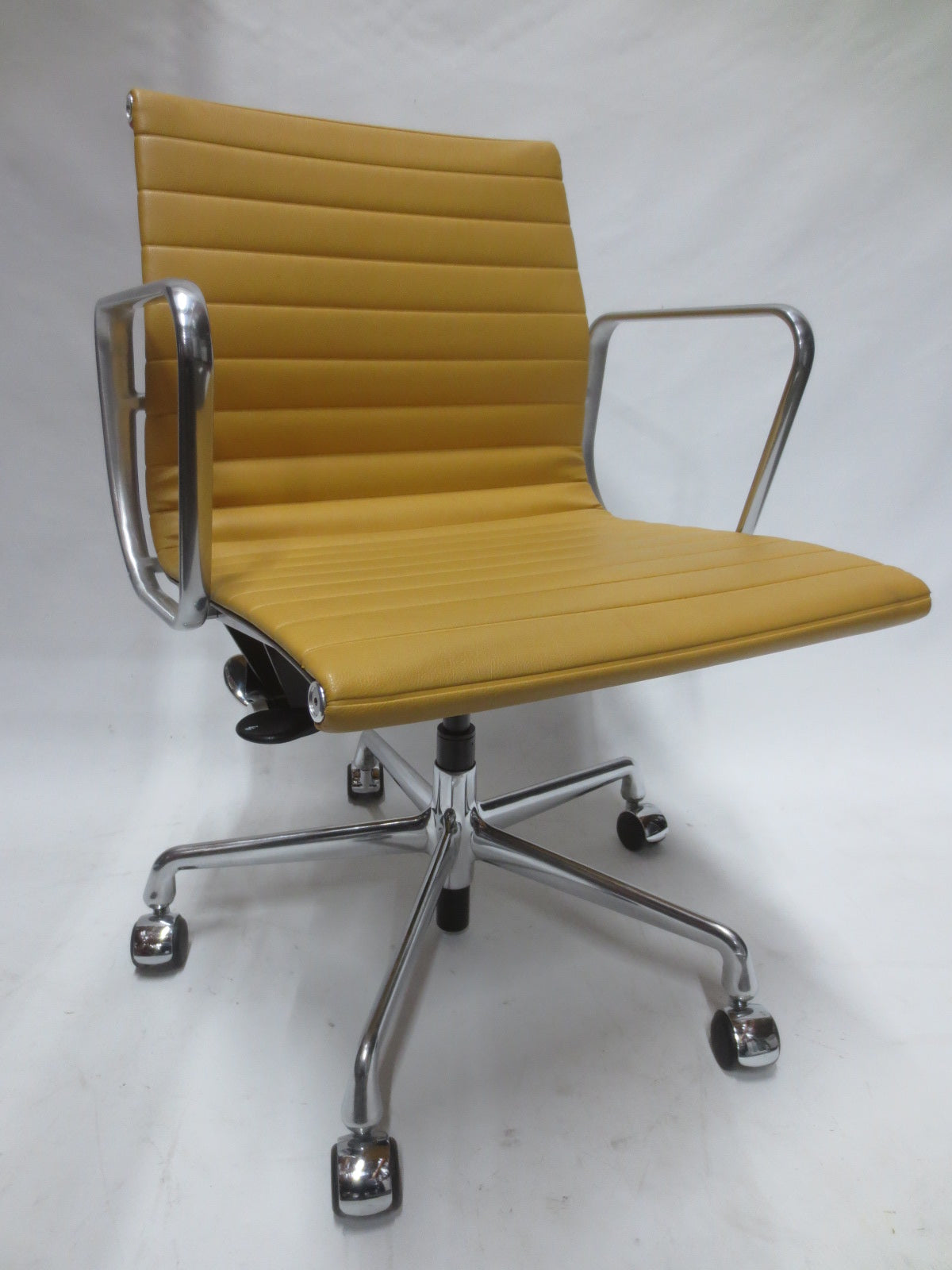 Herman Miller Eames Aluminum Group Management Chair in Butterscotch Leather