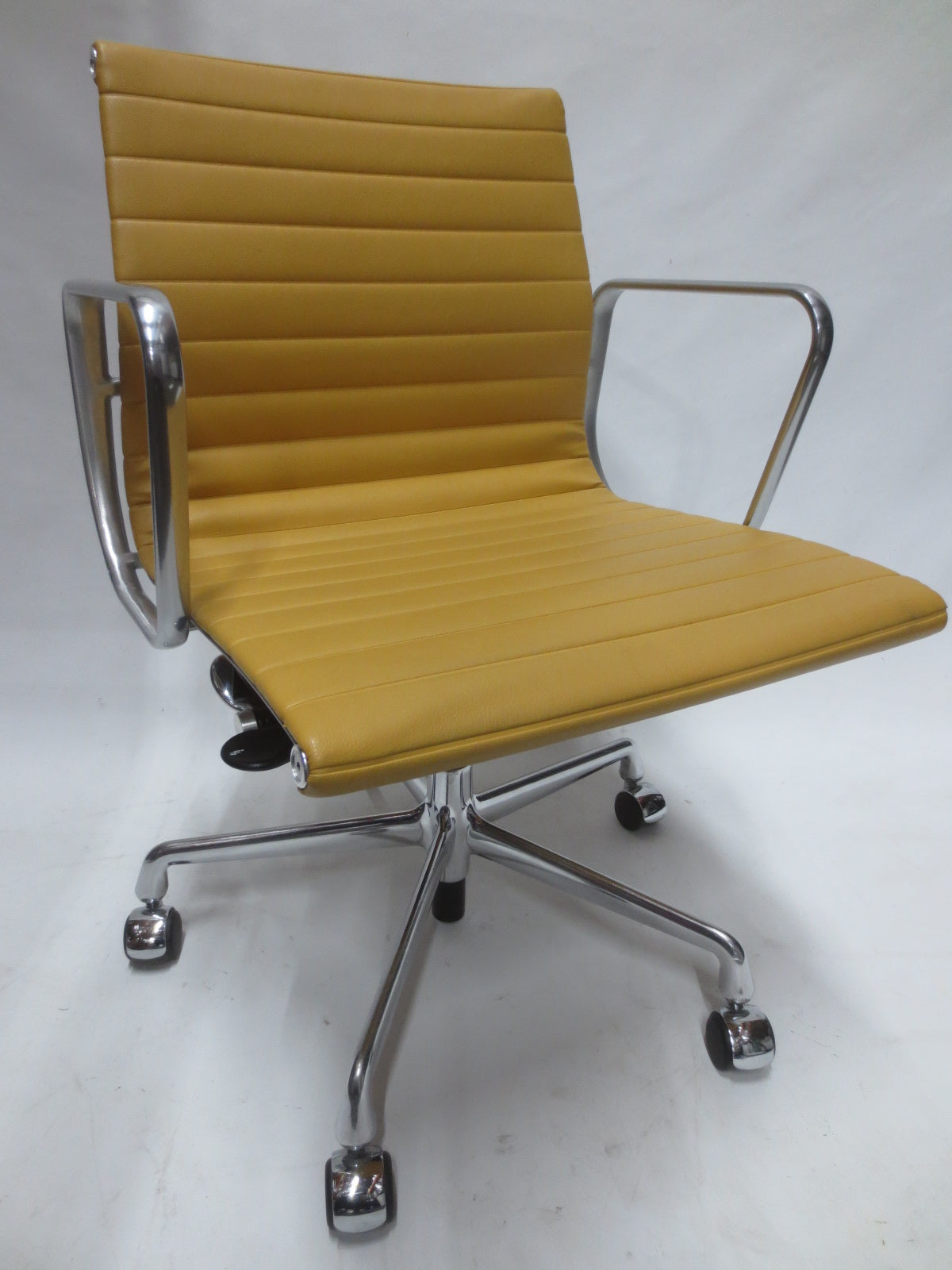 Herman Miller Eames Aluminum Group Management Chair in Butterscotch Leather