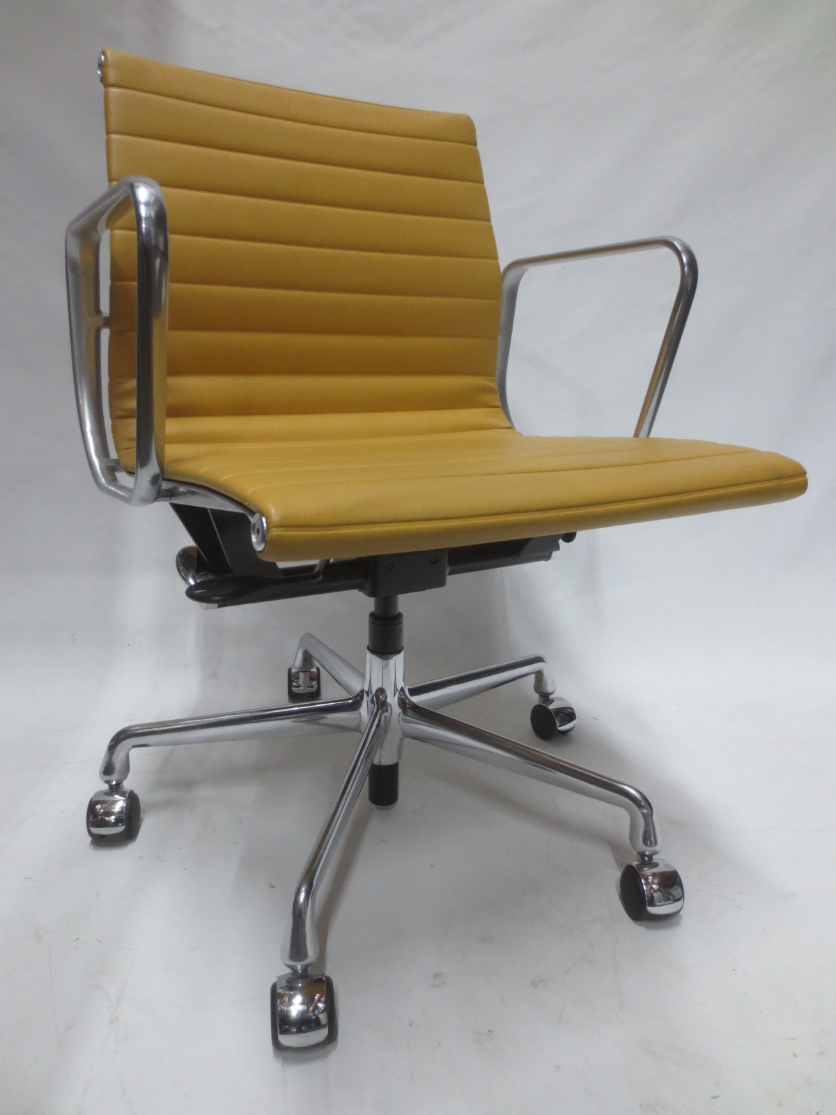 Herman Miller Eames Aluminum Group Management Chair in Butterscotch Leather