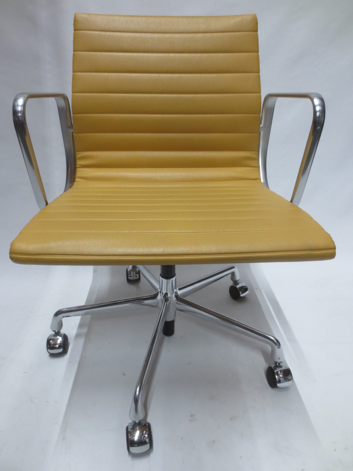 Herman Miller Eames Aluminum Group Management Chair in Butterscotch Leather
