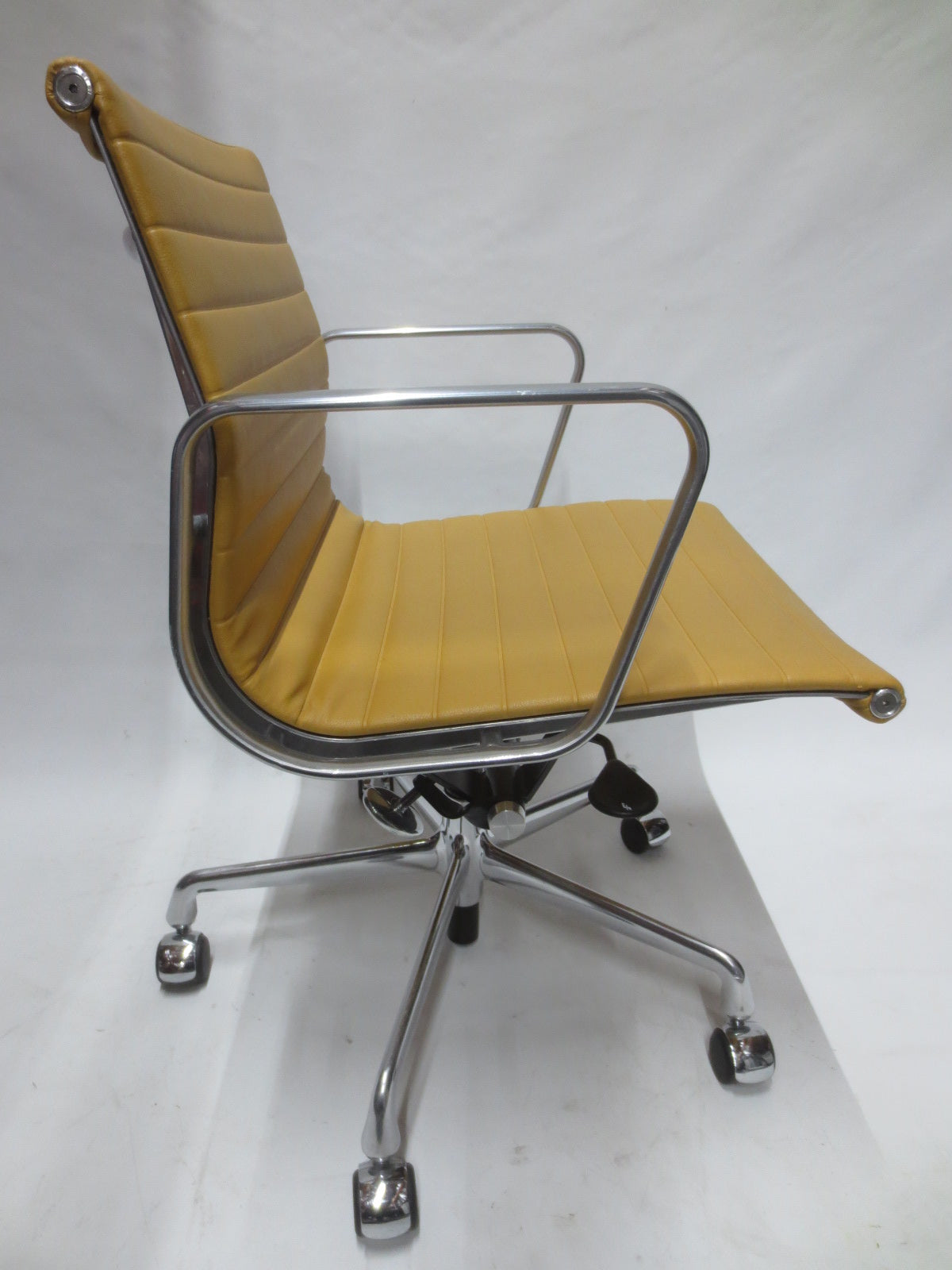 Herman Miller Eames Aluminum Group Management Chair in Butterscotch Leather