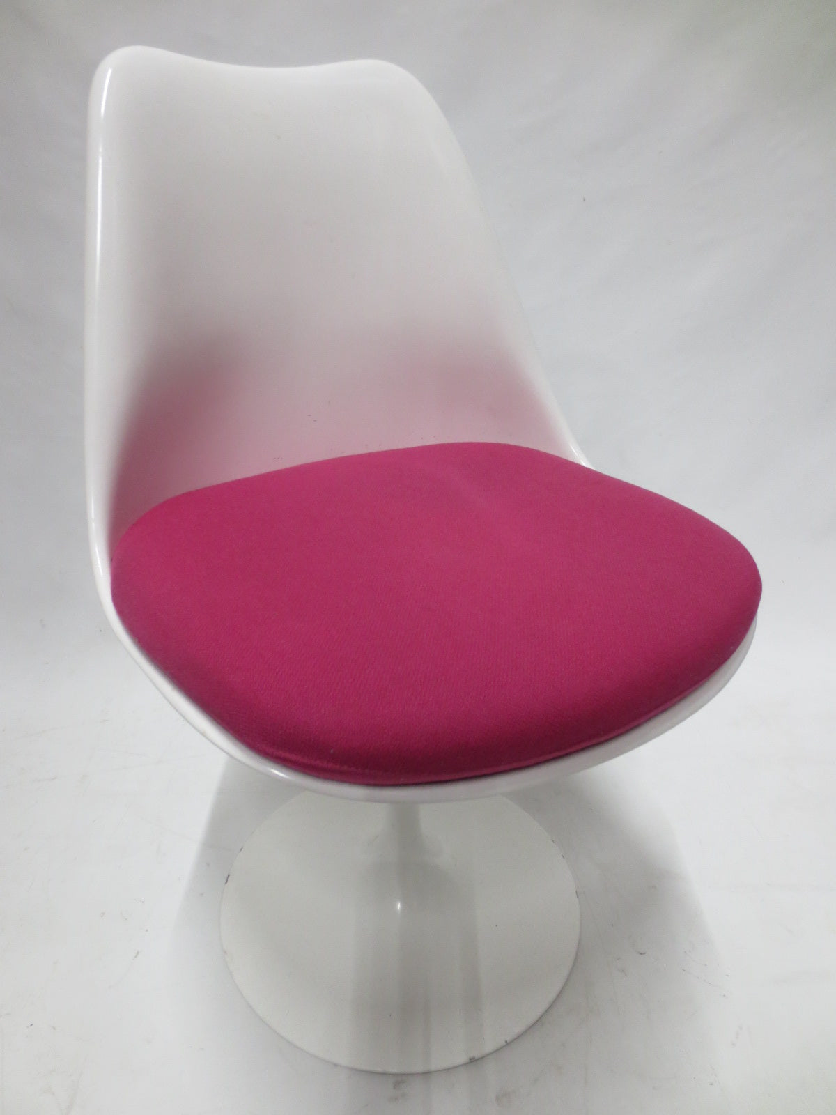 Knoll Saarinen Tulip Side Chair with Pink Seat