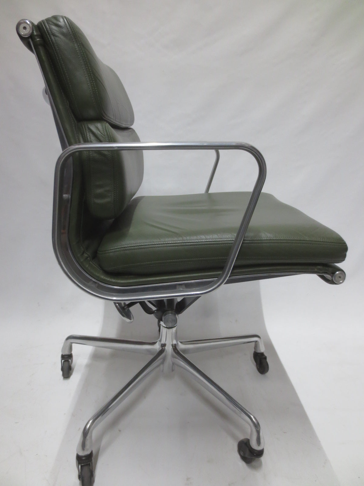 Herman Miller Eames Soft Pad Management Chair in Green Leather