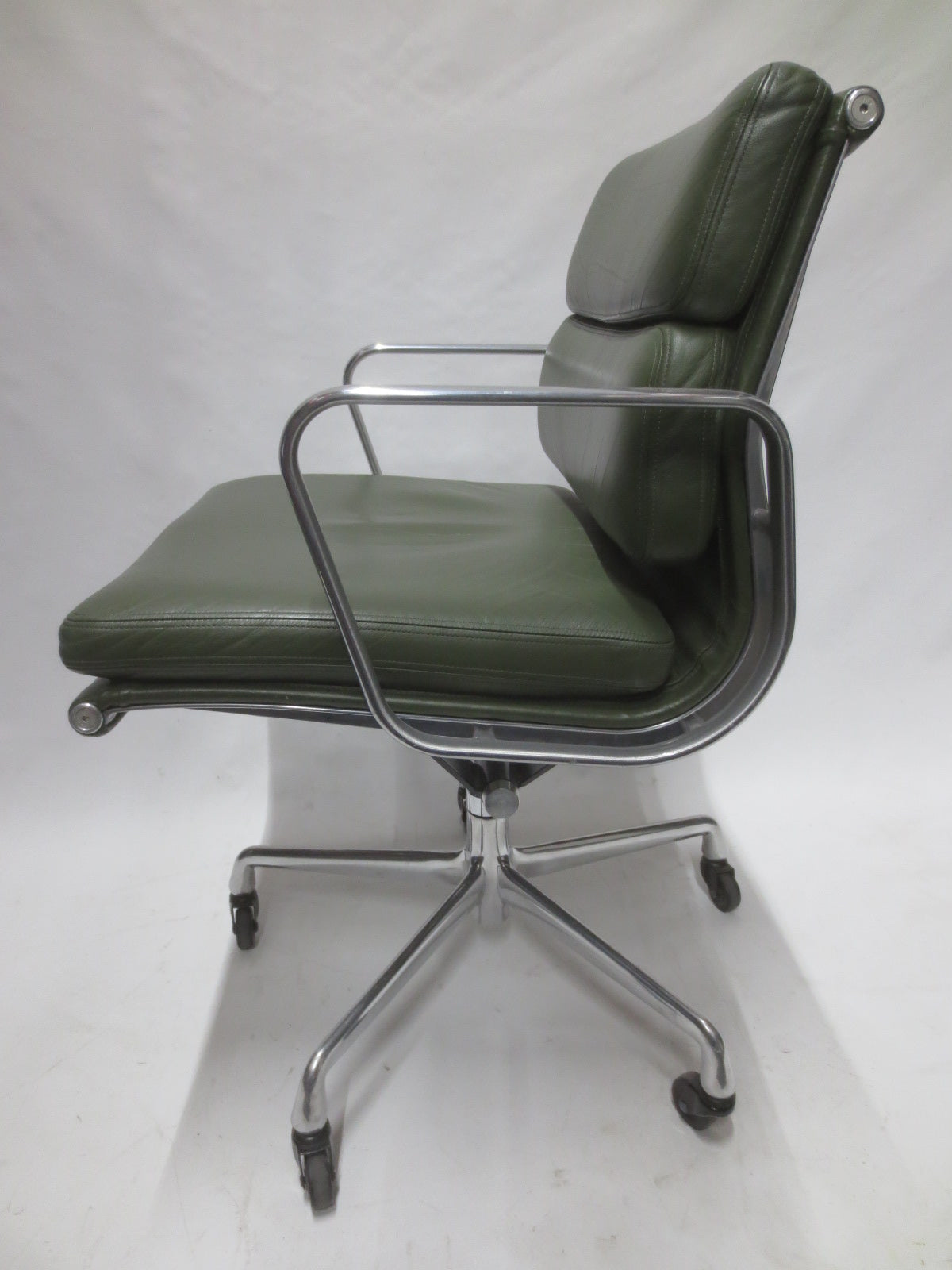 Herman Miller Eames Soft Pad Management Chair in Green Leather