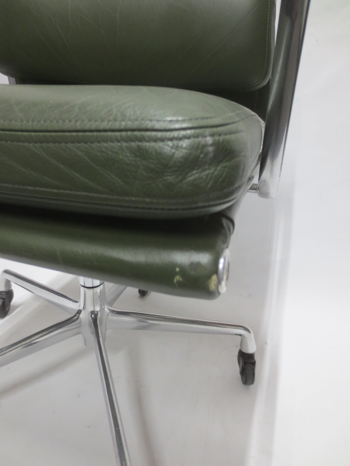 Herman Miller Eames Soft Pad Management Chair in Green Leather