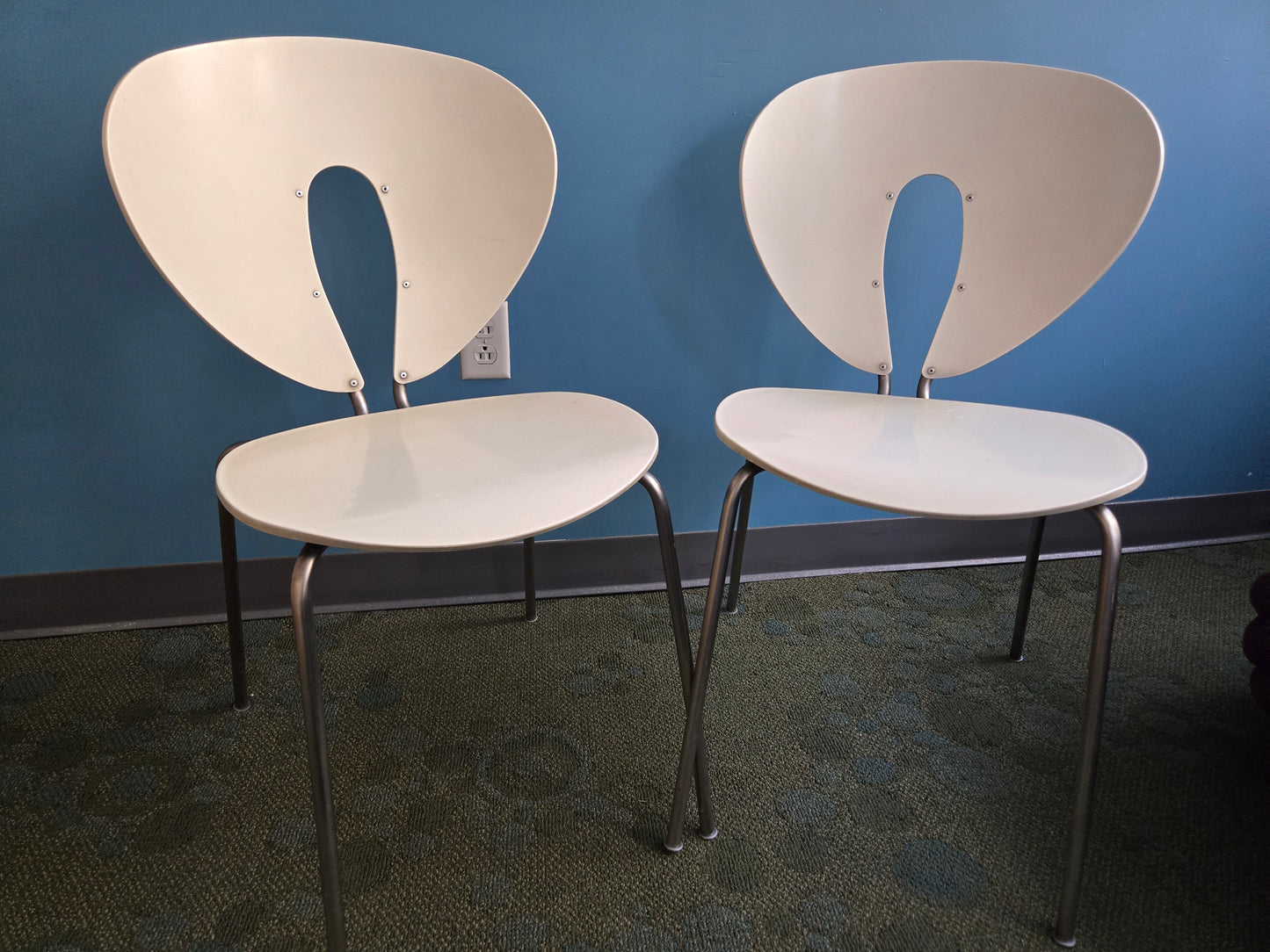 Globus Stua Chair in White - A Pair