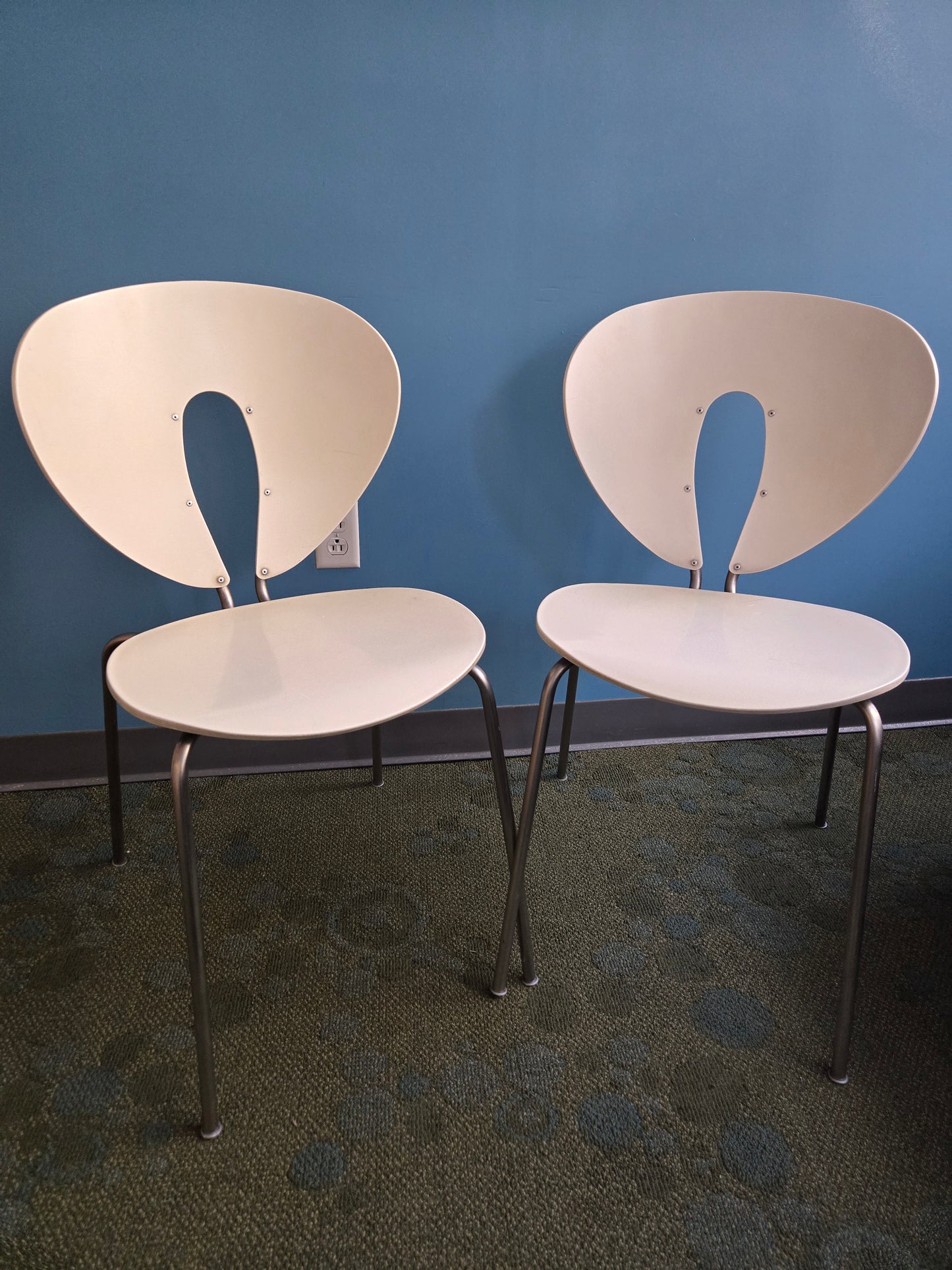 Globus Stua Chair in White - A Pair