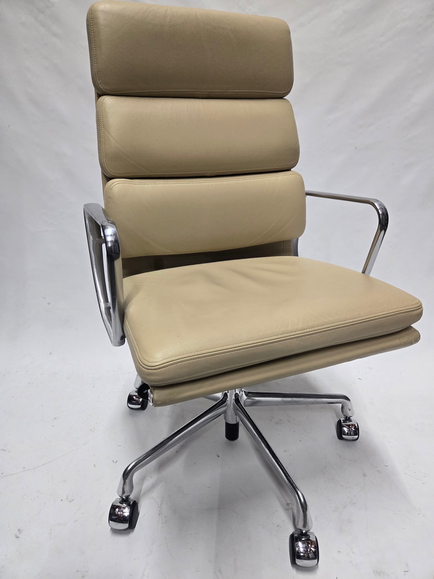 Herman Miller Eames Executive Soft Pad Chair in Cream Leather with Pneumatic Lift