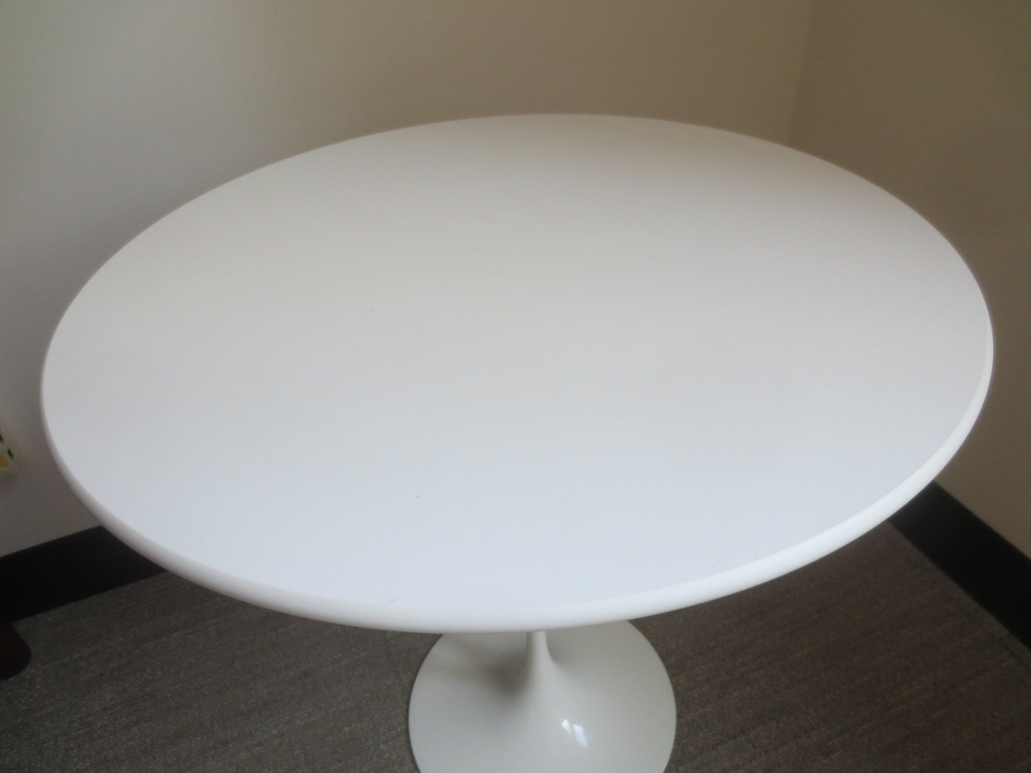 Knoll Saarinen Tulip 20-in Round Side Table in White Laminate