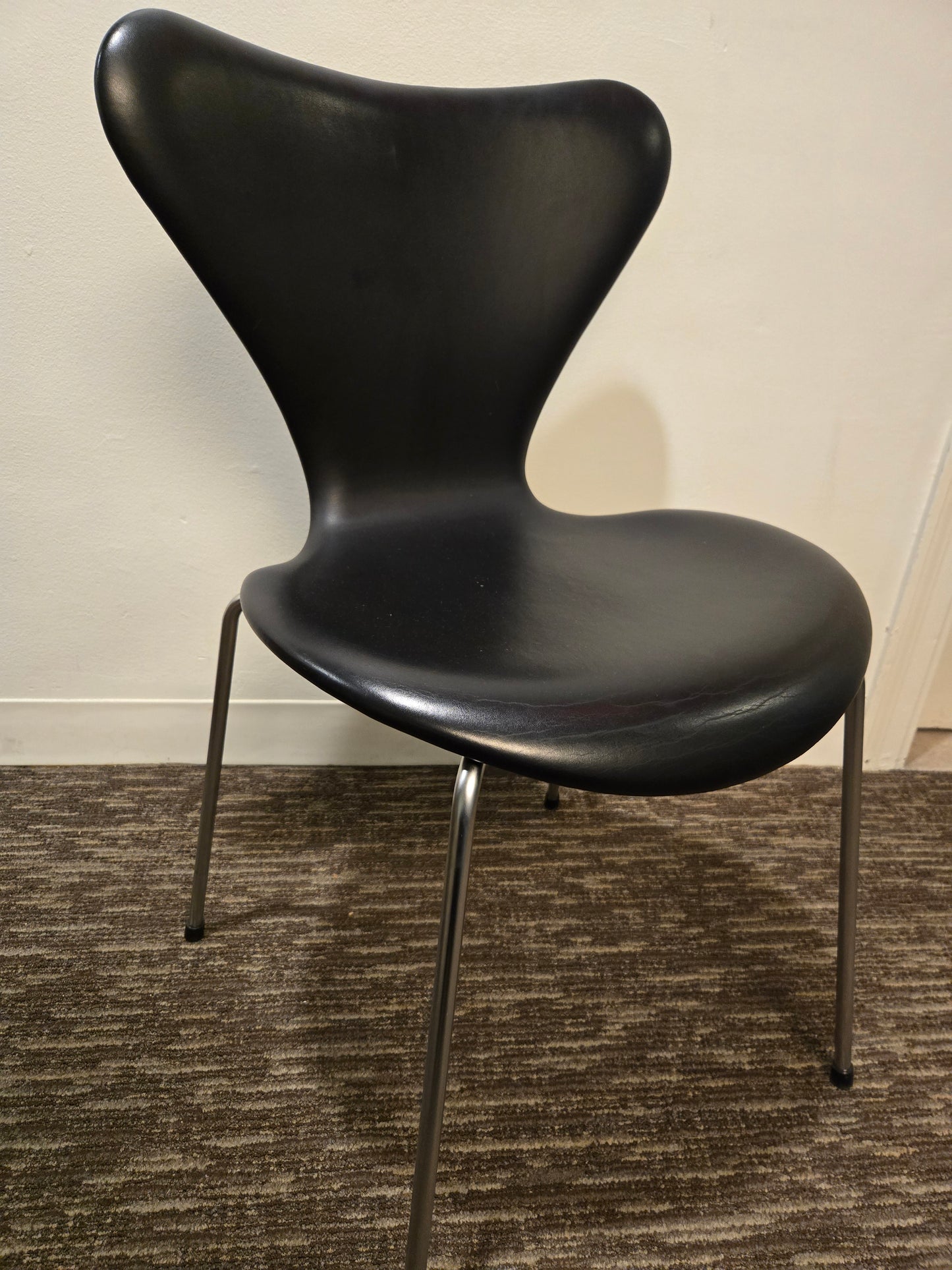 Fritz Hansen Series 7 Chair in Black Leather (Original)