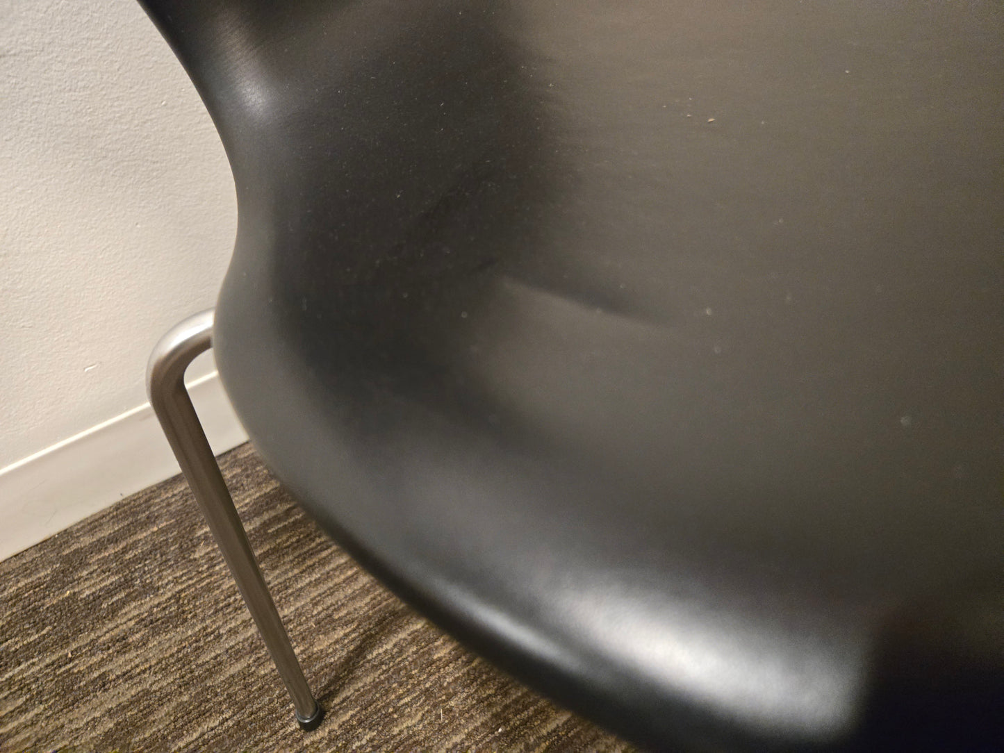 Fritz Hansen Series 7 Chair in Black Leather (Original)