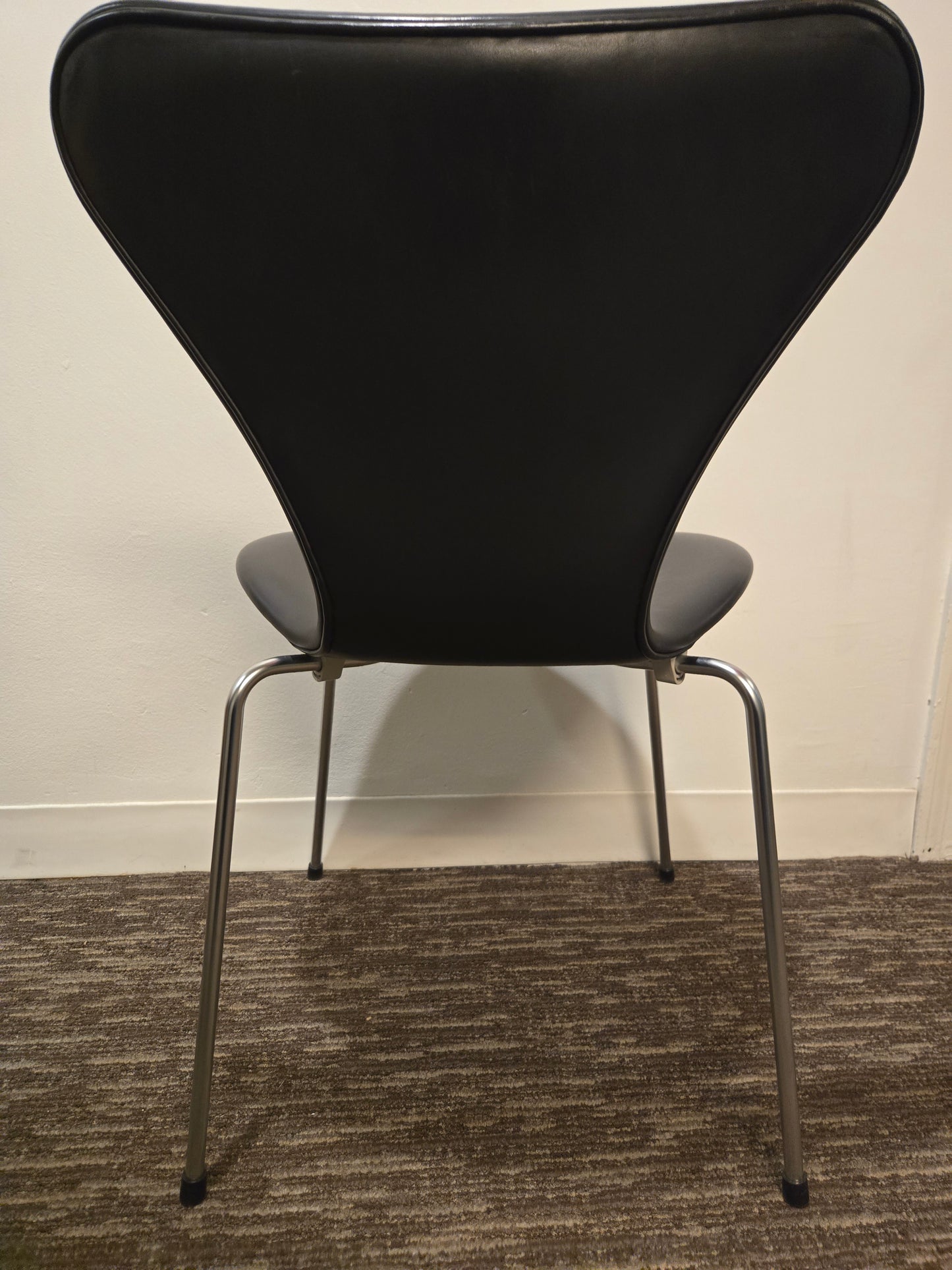 Fritz Hansen Series 7 Chair in Black Leather (Original)