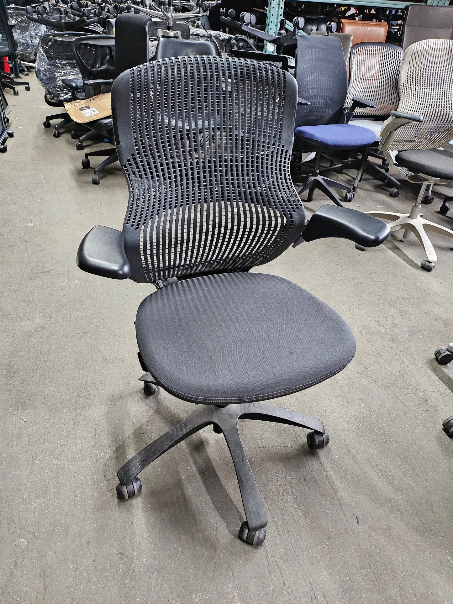 Knoll Generation Chair in Dark Grey with Plastic Base