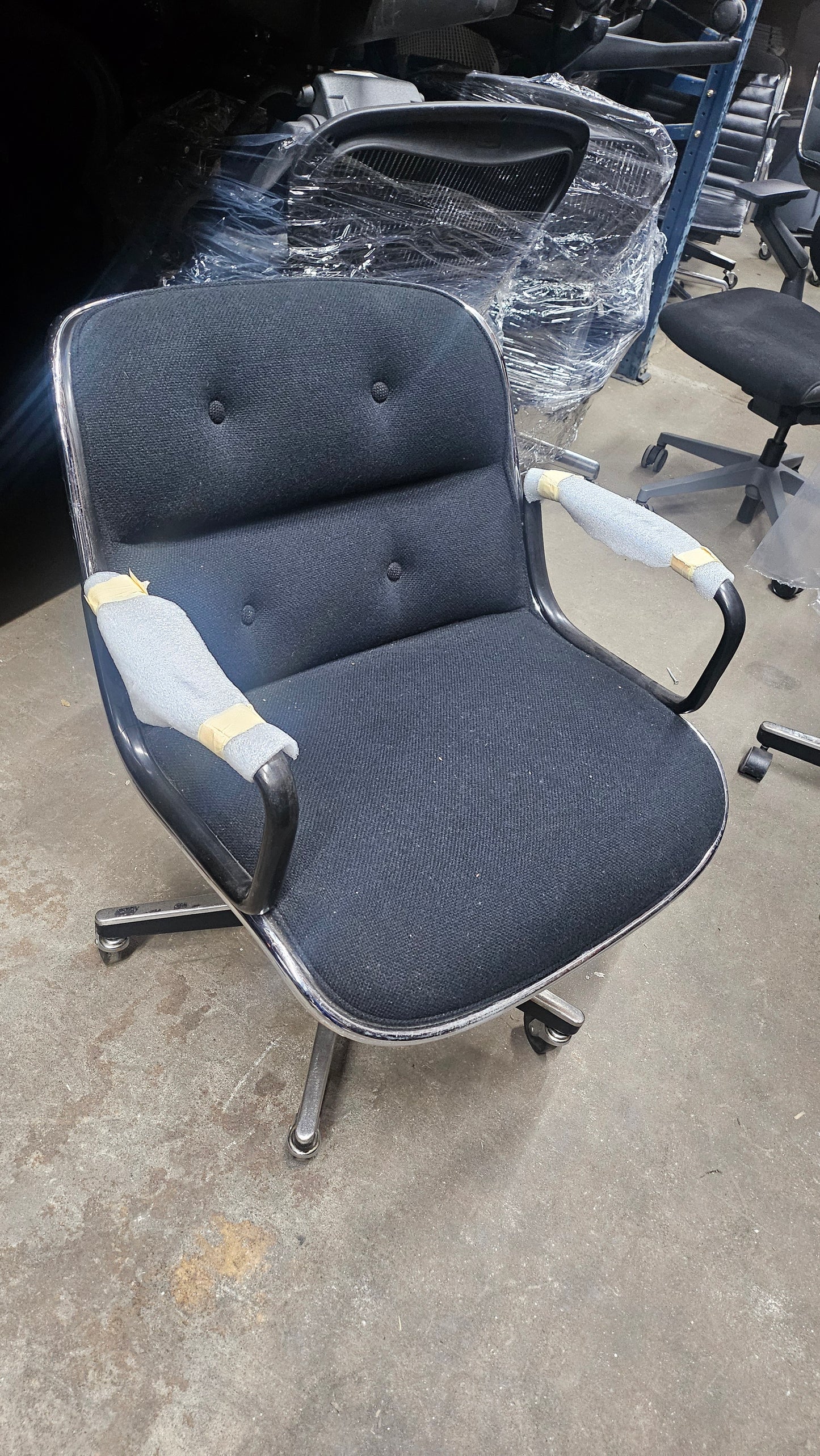 Knoll Pollock Executive Chair in Black Fabric (Missing Buttons)