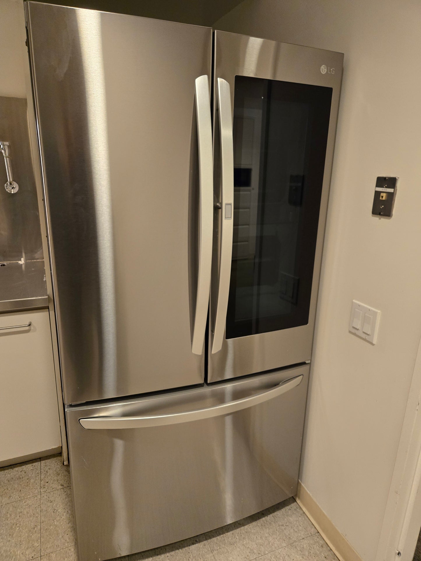 LG InstaView 27-cu ft French Door Refrigerator-Freezer