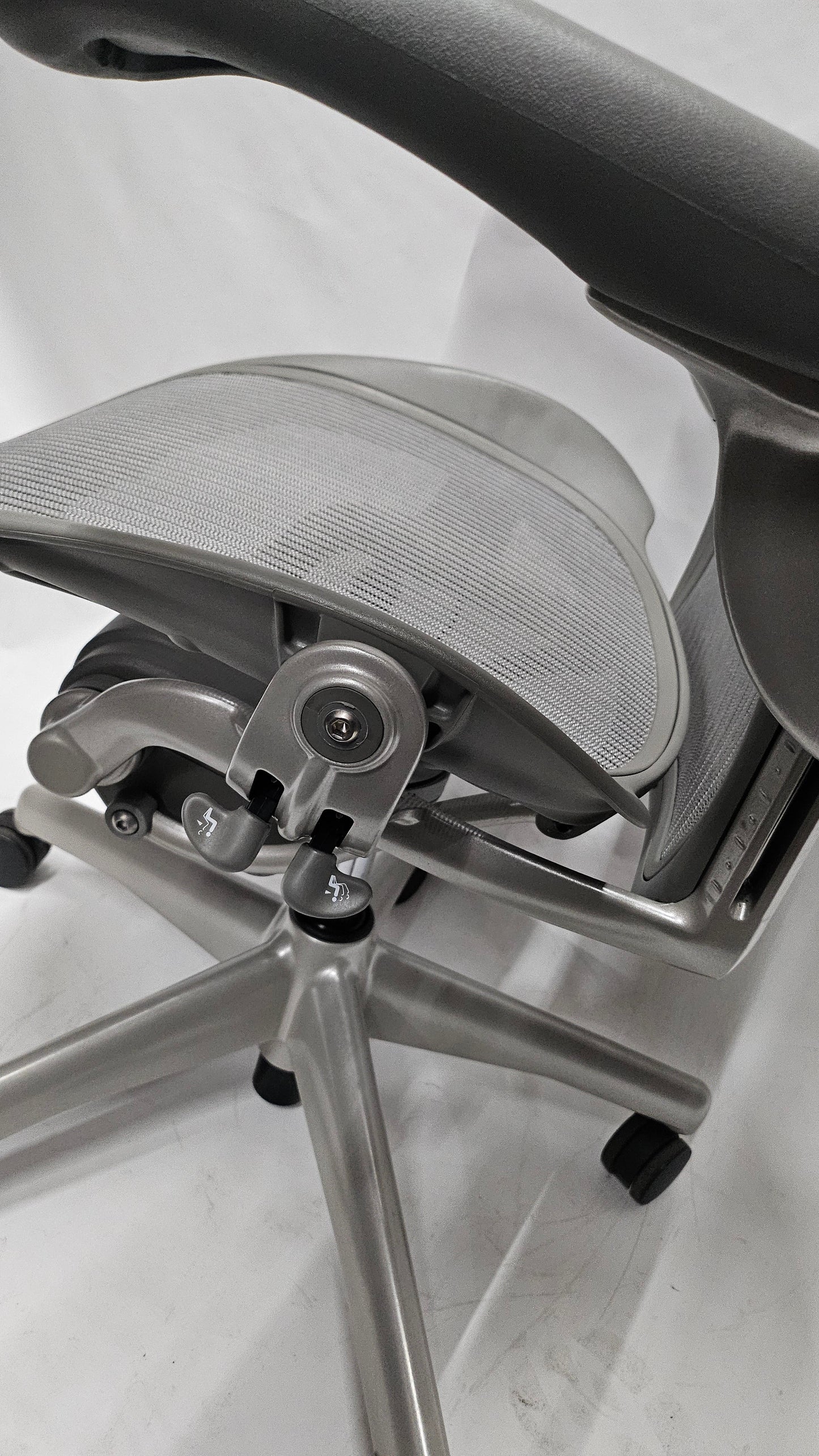 Herman Miller Classic Aeron Chair in Mineral with Satin Aluminum Frame and Base, Size B