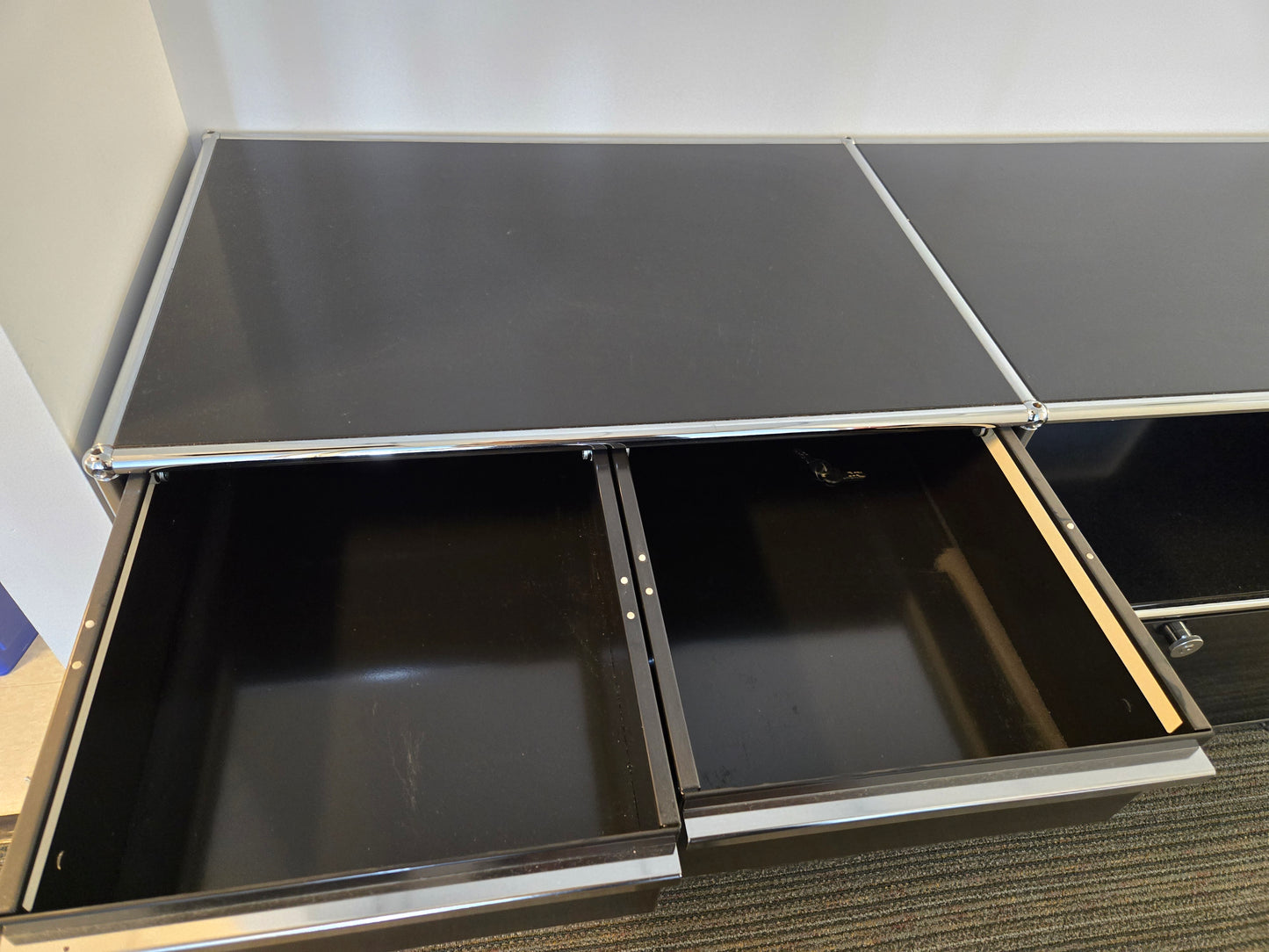 USM Haller 2x2 Cabinet with 2 Drawers, 1 Shelf, 2 Left Compact Drawers and 1 Pull-Out Shelf in Black