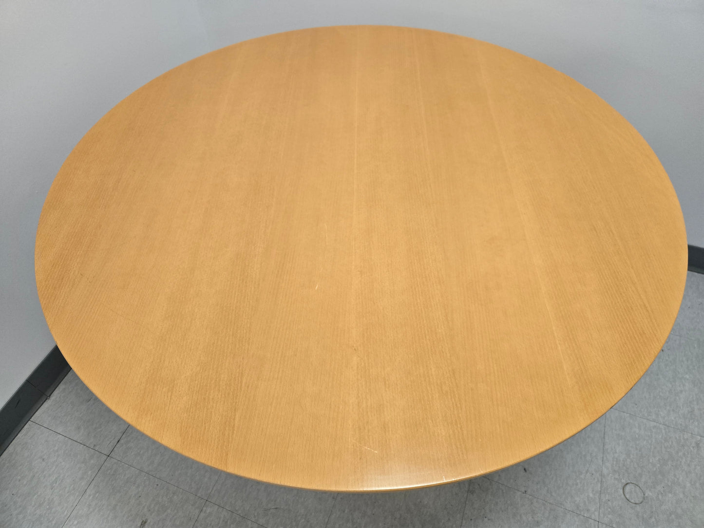 USM Haller Kitos Round Table in Natural Beech