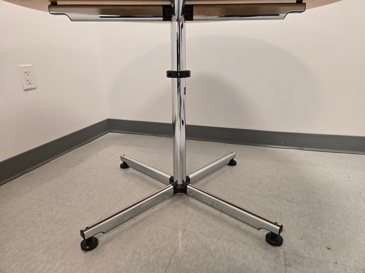 USM Haller Kitos Round Table in Natural Beech