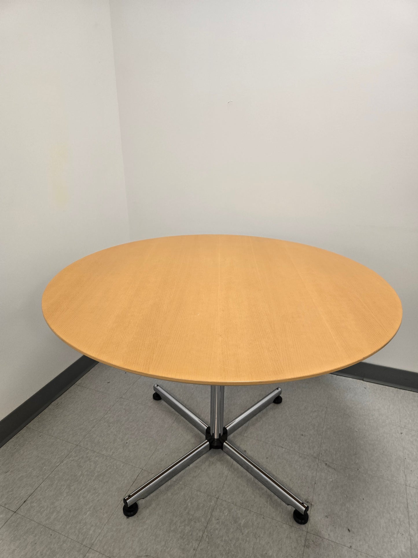 USM Haller Kitos Round Table in Natural Beech