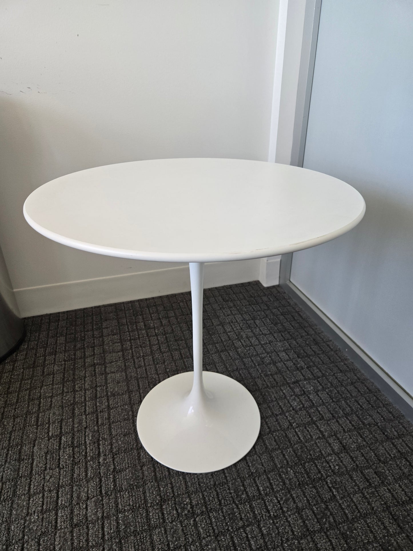 Knoll Saarinen 20-in Side Table in White Laminate