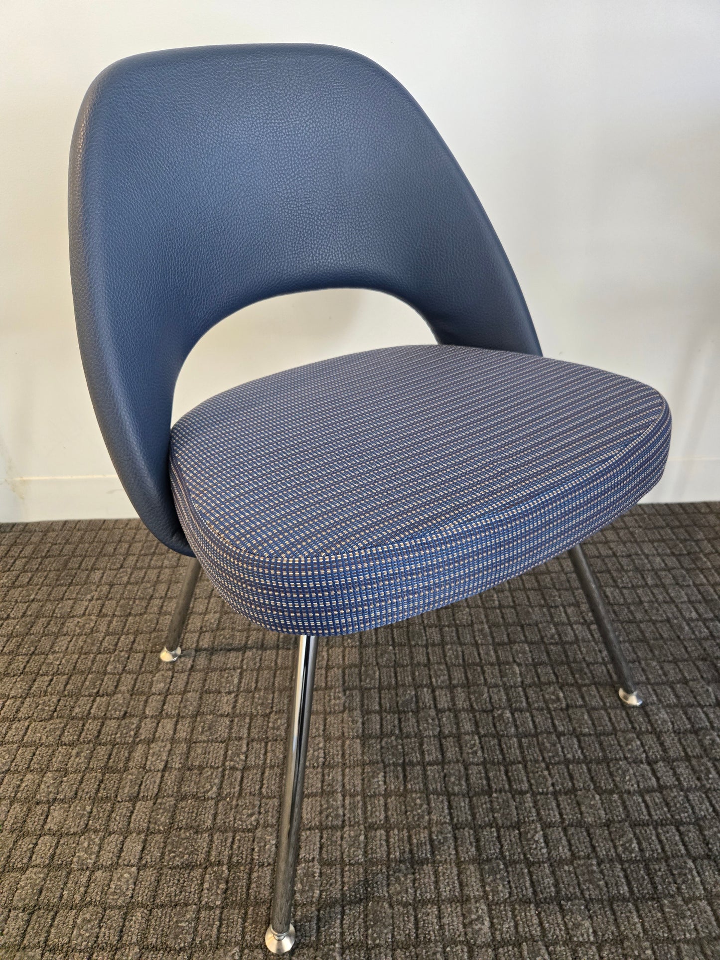 Knoll Saarinen Executive Side Chair in Blue Pattern