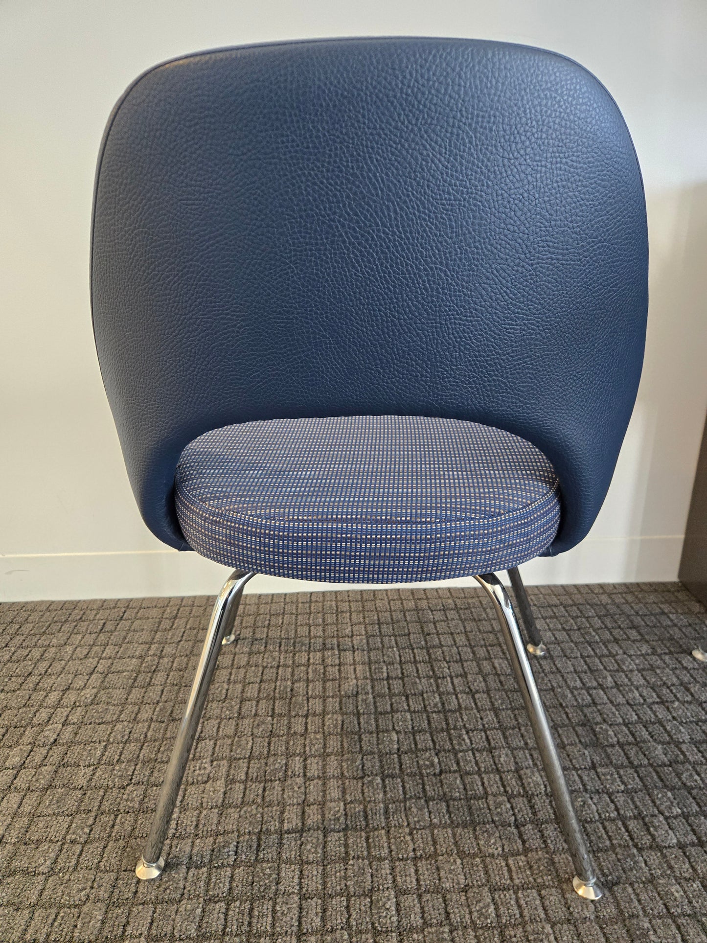 Knoll Saarinen Executive Side Chair in Blue Pattern