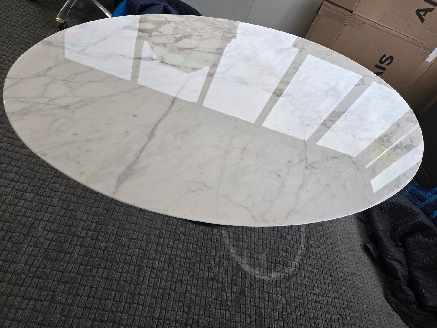 Knoll Saarinen Oval 78-in Marble Table with Cream Top and Black Base