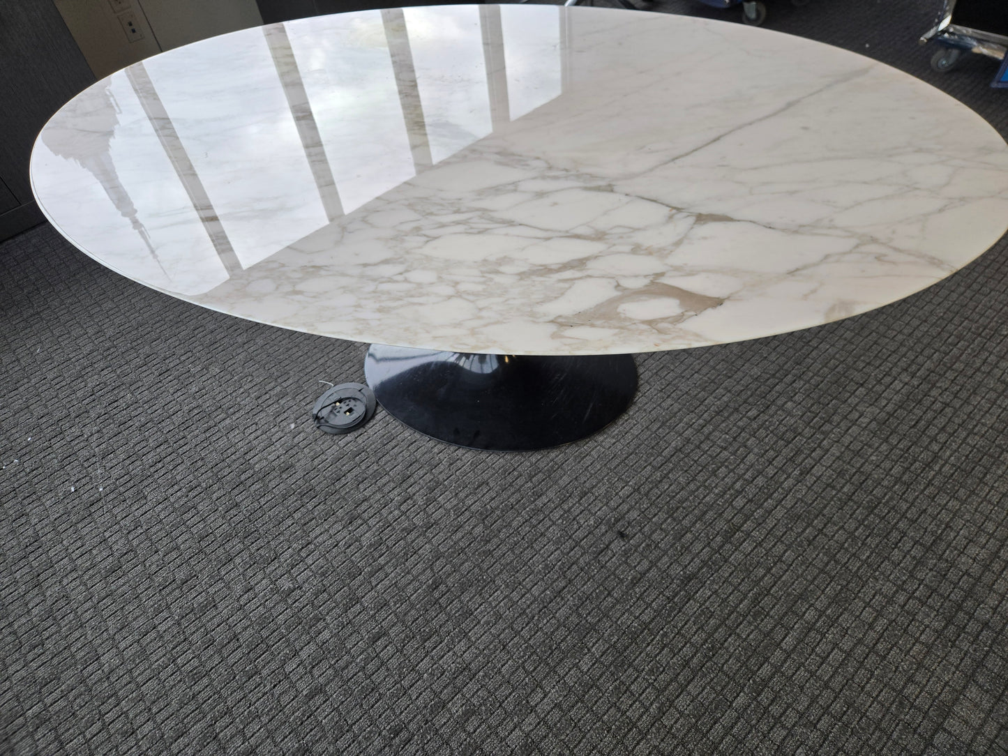 Knoll Saarinen Oval 78-in Marble Table with Cream Top and Black Base