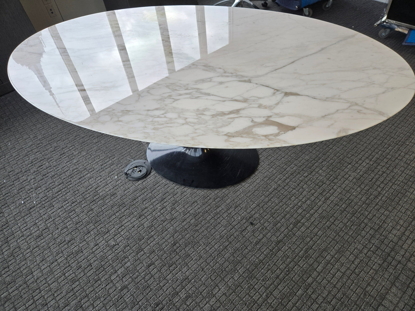 Knoll Saarinen Oval 78-in Marble Table with Cream Top and Black Base