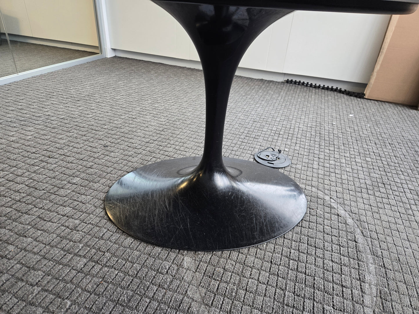Knoll Saarinen Oval 78-in Marble Table with Cream Top and Black Base