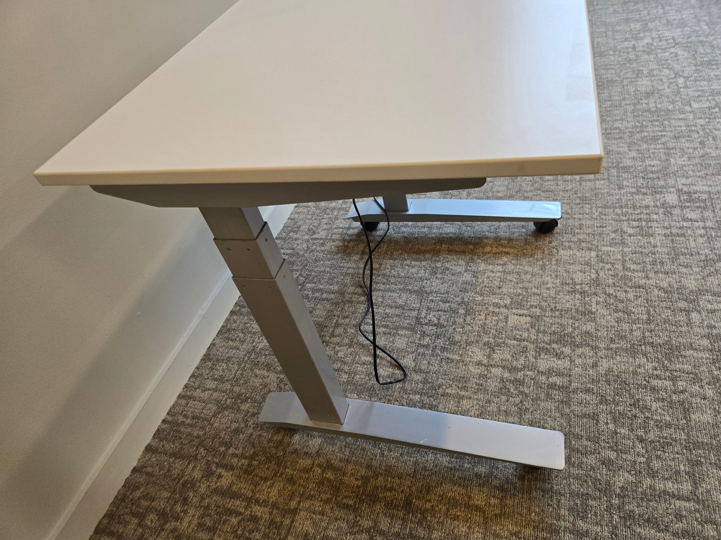 Fully Jarvis 36-in 3-Stage Sit-Stand Desk