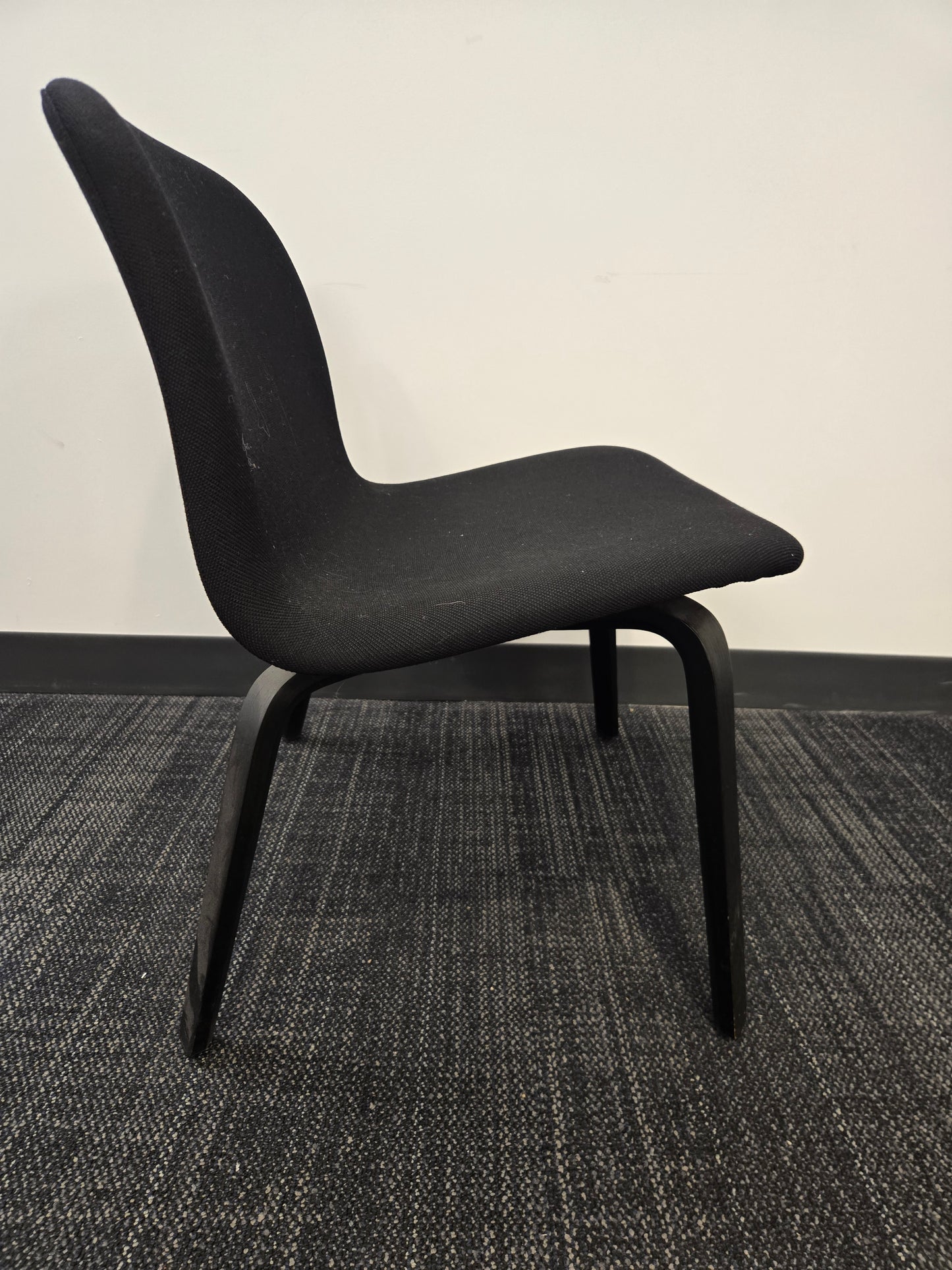 Muuto Visu Lounge Chair in Black Fabric