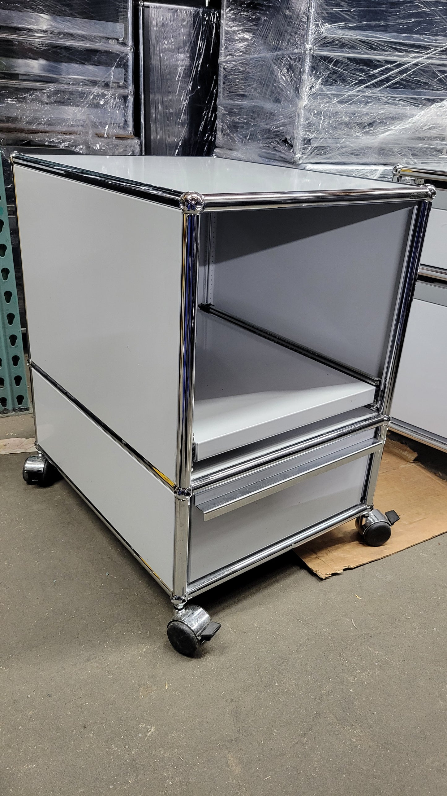 USM Haller Rolling Nightstand / Pedestal File Cabinet with 1 Drawer and 1 Pull-Out Shelf in Light Grey