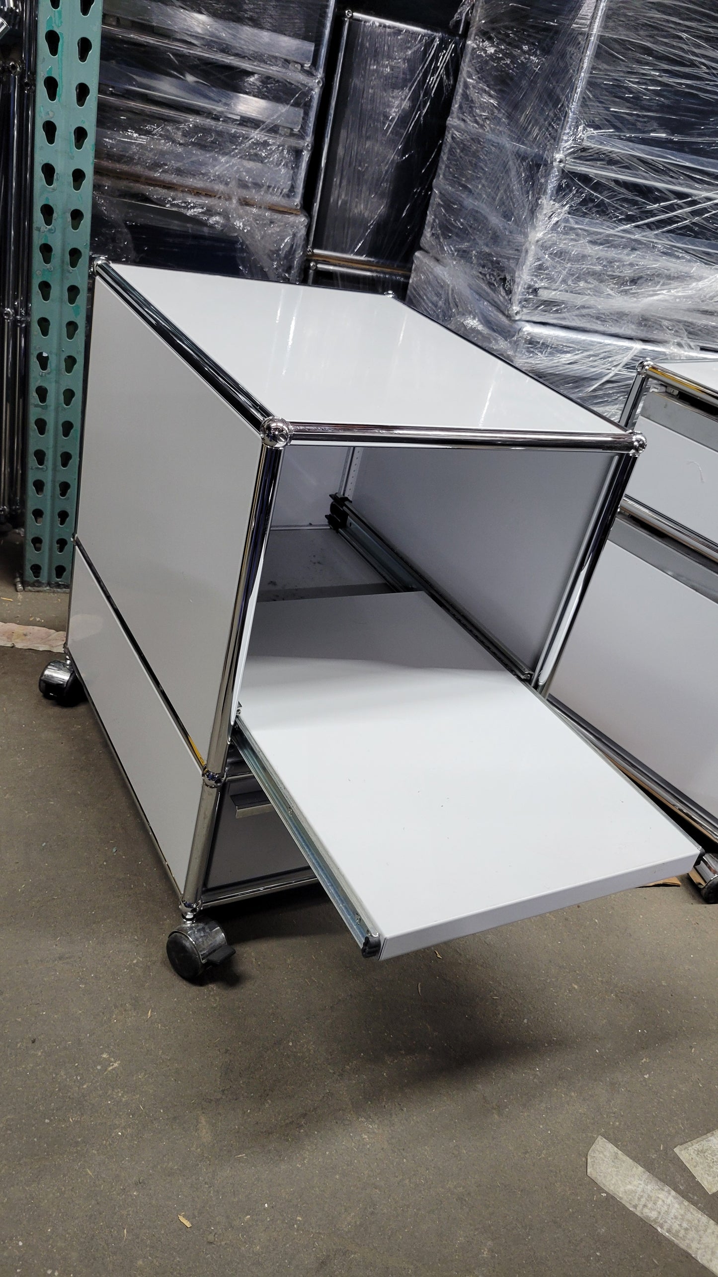 USM Haller Rolling Nightstand / Pedestal File Cabinet with 1 Drawer and 1 Pull-Out Shelf in Light Grey