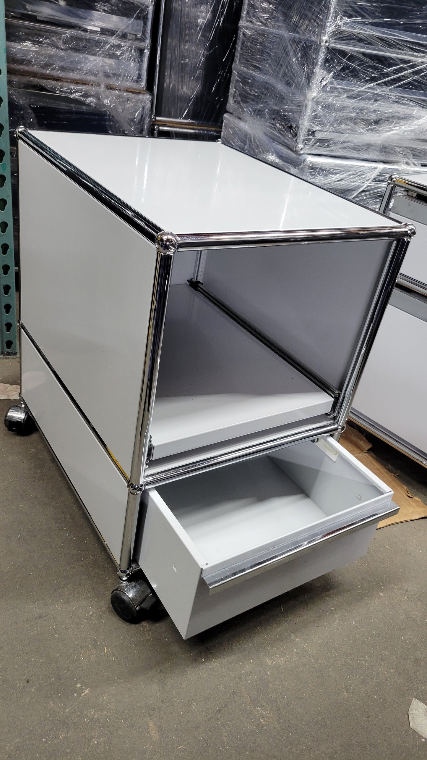 USM Haller Rolling Nightstand / Pedestal File Cabinet with 1 Drawer and 1 Pull-Out Shelf in Light Grey