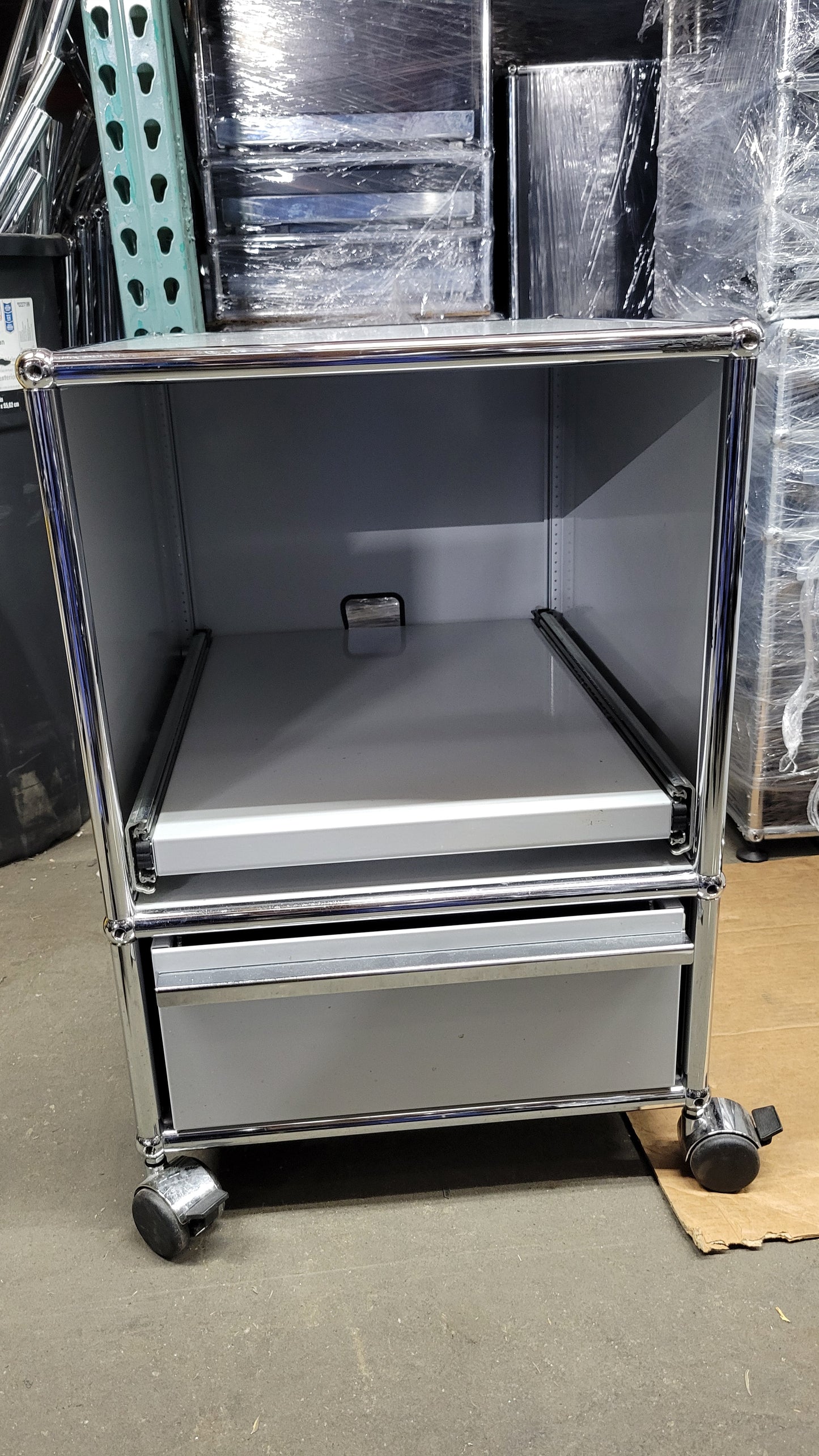 USM Haller Rolling Nightstand / Pedestal File Cabinet with 1 Drawer and 1 Pull-Out Shelf in Light Grey